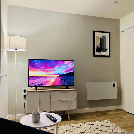 Fantastic One Bedroom Apartment Near Old Trafford Stadium Manchester Dış mekan fotoğraf